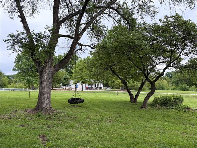 21282 Parallel Road, Tonganoxie, KS 66086