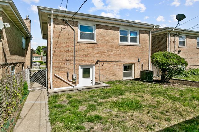 7704 Mcvicker Avenue, Burbank, IL 60459