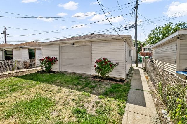 7704 Mcvicker Avenue, Burbank, IL 60459