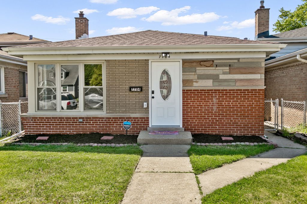 7704 Mcvicker Avenue, Burbank, IL 60459