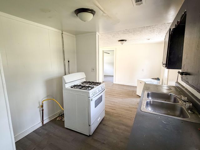 2730 W Chestnut Street, Springfield, MO 65802