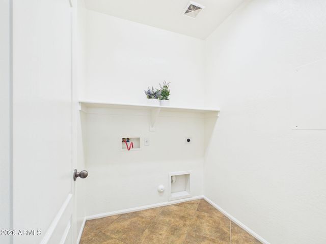 38552 N BEVERLY Avenue, San Tan Valley, AZ 85140