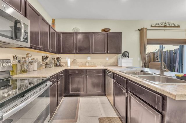 11477 SW 250th St, Homestead, FL 33032