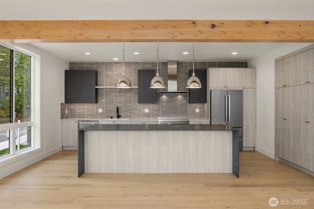 102 NE 44th Street, Seattle, WA 98105