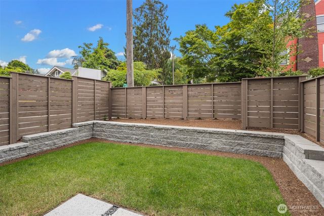 102 NE 44th Street, Seattle, WA 98105