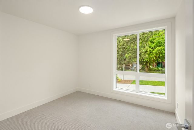 102 NE 44th Street, Seattle, WA 98105