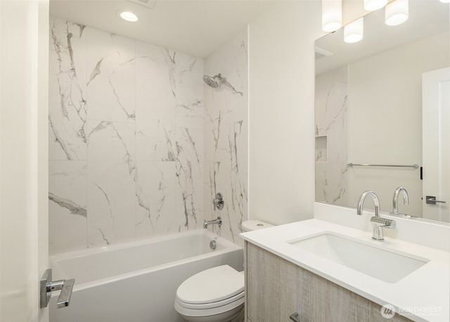 102 NE 44th Street, Seattle, WA 98105