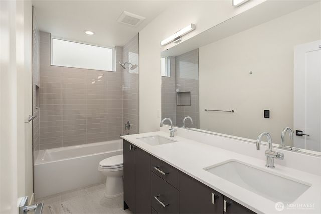 102 NE 44th Street, Seattle, WA 98105