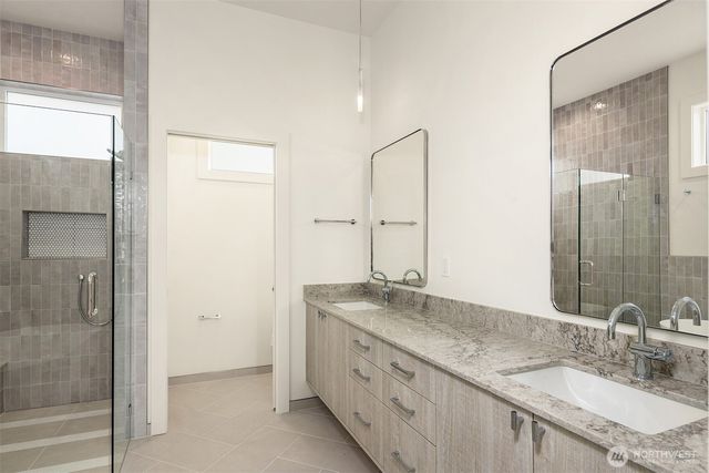 102 NE 44th Street, Seattle, WA 98105