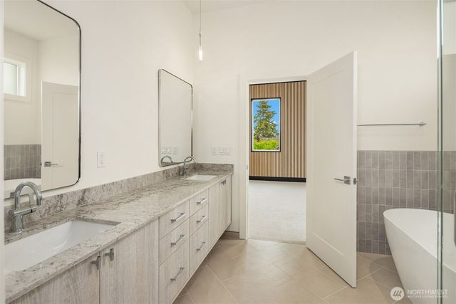 102 NE 44th Street, Seattle, WA 98105