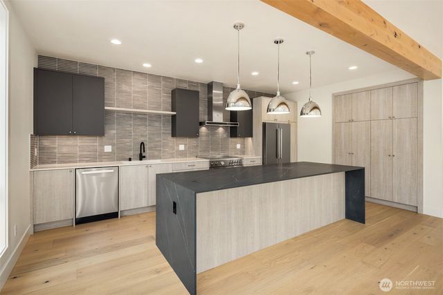 102 NE 44th Street, Seattle, WA 98105