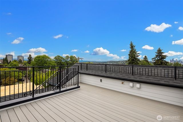 102 NE 44th Street, Seattle, WA 98105