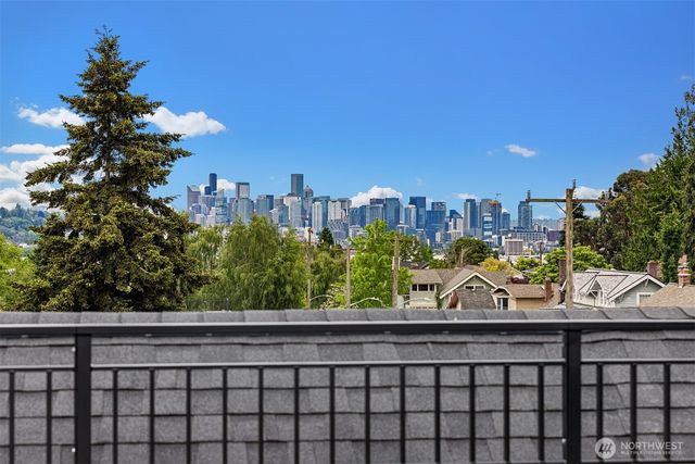 102 NE 44th Street, Seattle, WA 98105