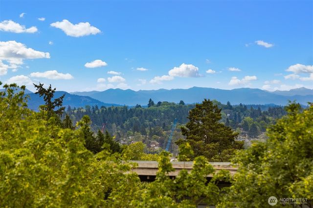 102 NE 44th Street, Seattle, WA 98105