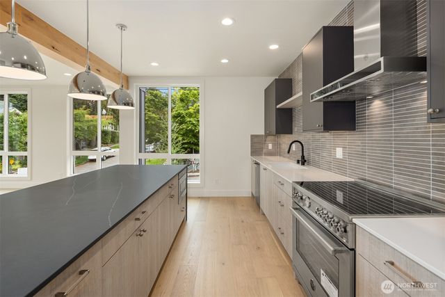 102 NE 44th Street, Seattle, WA 98105