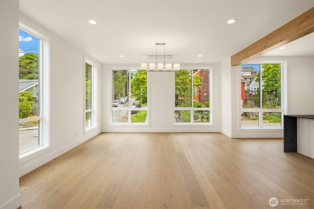 102 NE 44th Street, Seattle, WA 98105