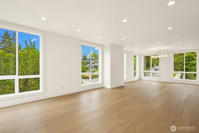 102 NE 44th Street, Seattle, WA 98105