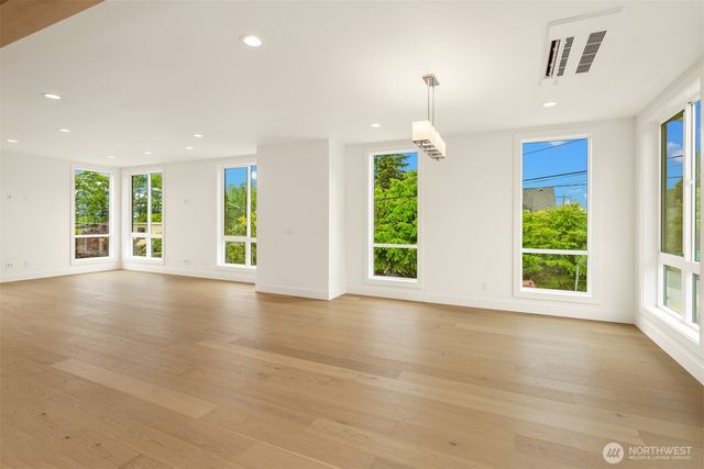 102 NE 44th Street, Seattle, WA 98105