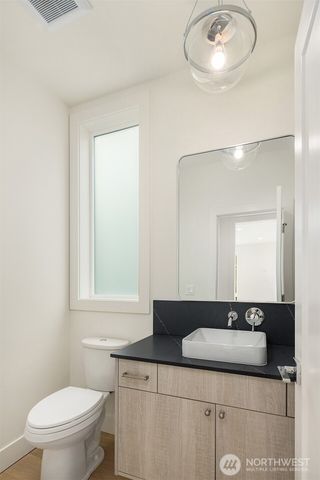 102 NE 44th Street, Seattle, WA 98105