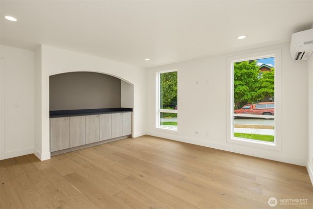 102 NE 44th Street, Seattle, WA 98105