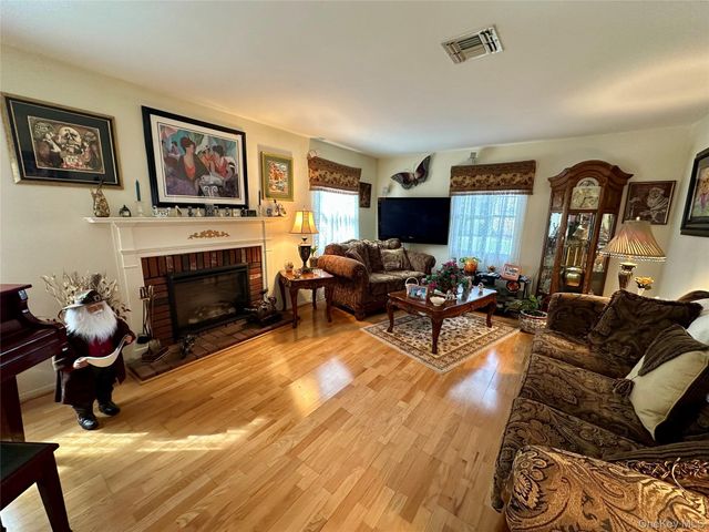 46 Wilmont Turn, Coram, NY 11727