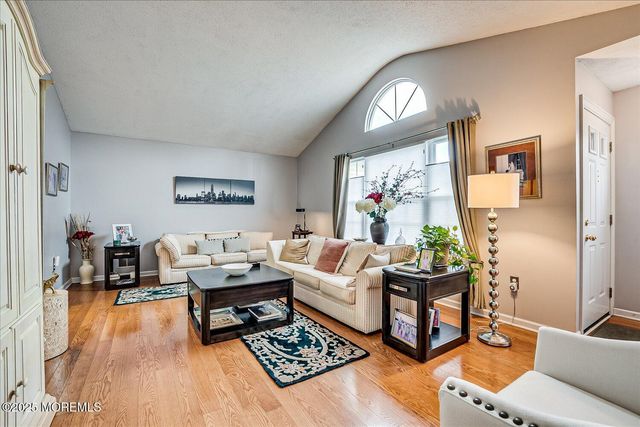 1 Linton Close, Freehold, NJ 07728