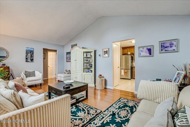 1 Linton Close, Freehold, NJ 07728