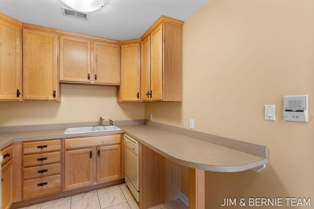 17 W 10th Street 420, Holland City, MI 49423