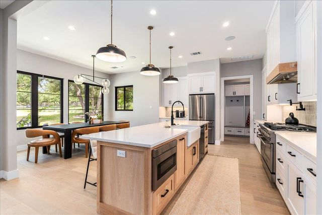9600 Stratus DR, Dripping Springs, TX 78620