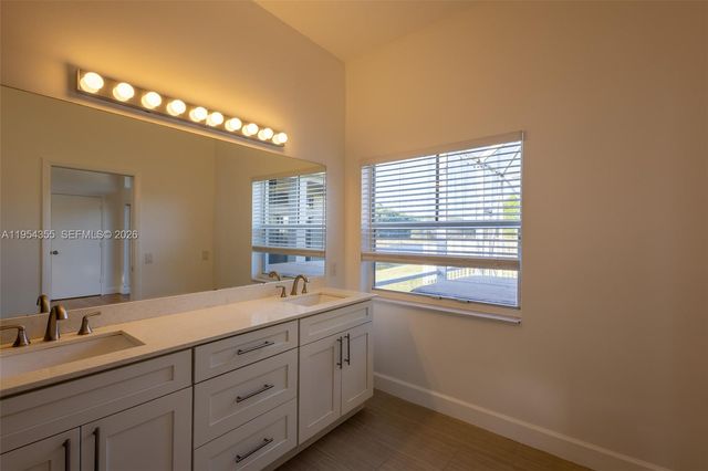 825 Tanglewood Cir, Weston, FL 33327