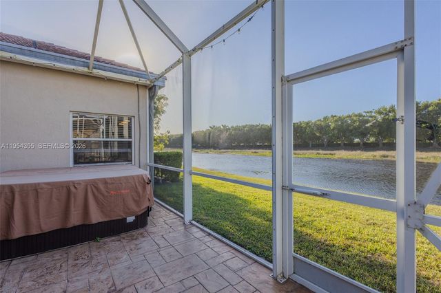 825 Tanglewood Cir, Weston, FL 33327