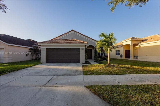 825 Tanglewood Cir, Weston, FL 33327