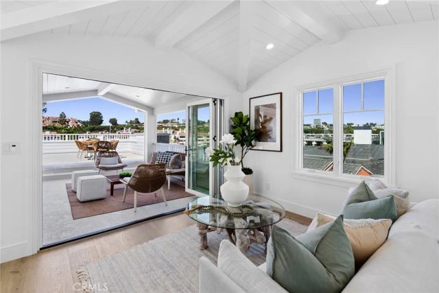 1105 N Bay Front, Newport Beach, CA 92662