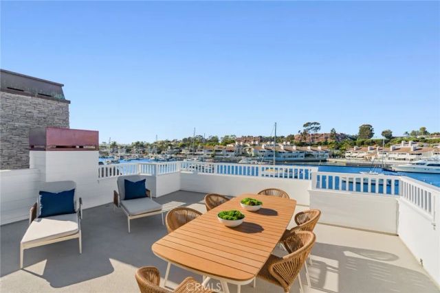 1105 N Bay Front, Newport Beach, CA 92662