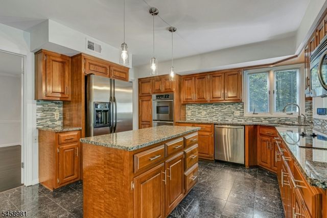 15 SANDALWOOD DRIVE, Warren Twp., NJ 07059