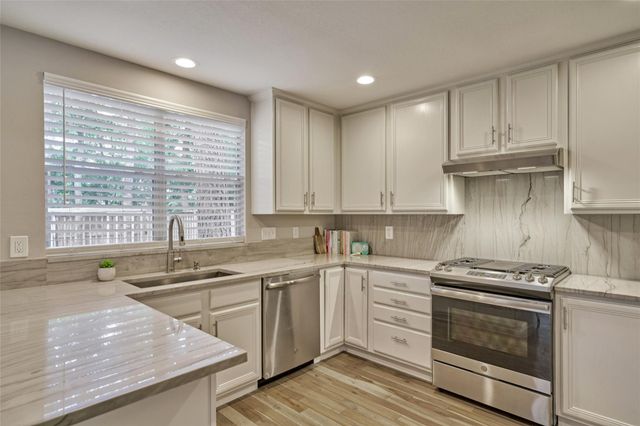 38 E Gaslight Place, The Woodlands, TX 77382