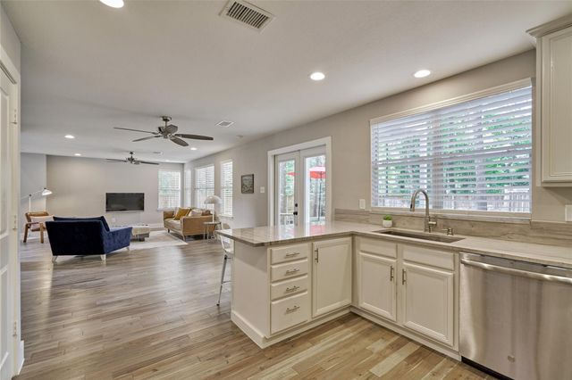 38 E Gaslight Place, The Woodlands, TX 77382
