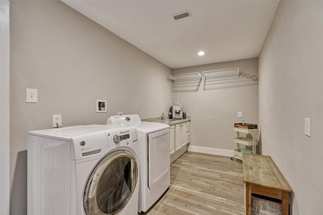 38 E Gaslight Place, The Woodlands, TX 77382