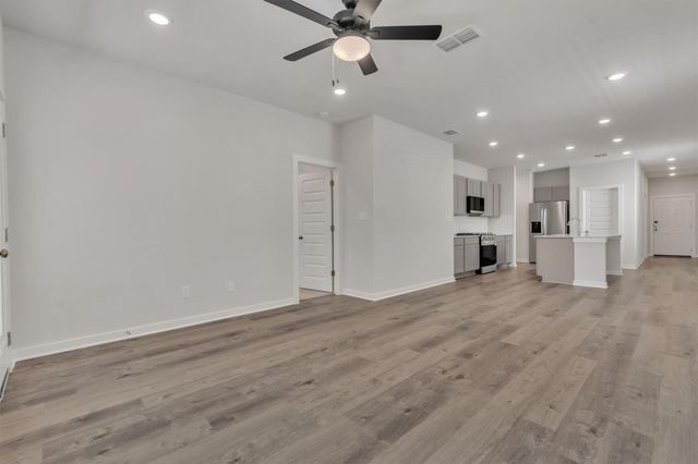 228 Bendecido LOOP, Elgin, TX 78621