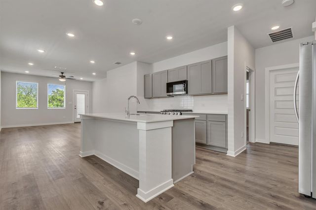 228 Bendecido LOOP, Elgin, TX 78621