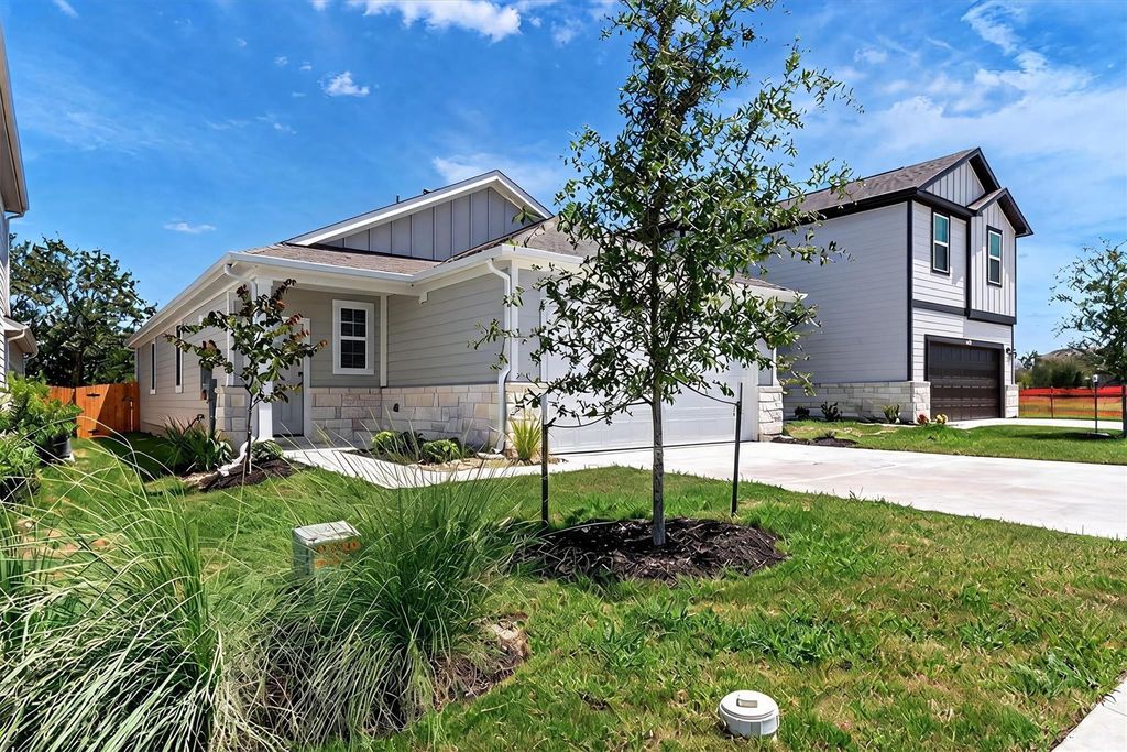 228 Bendecido LOOP, Elgin, TX 78621