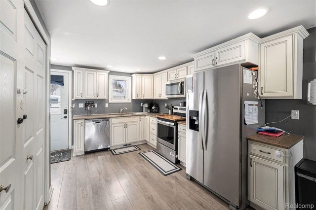 G4203 Van Slyke Road, Flint Charter Township, MI 48507