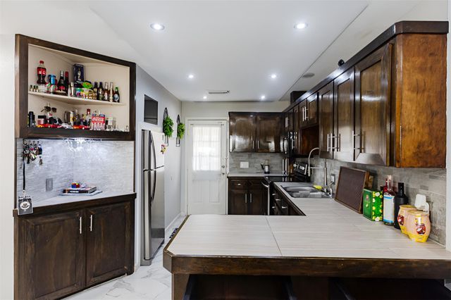 2715 Vienna Place, Pasadena, TX 77502