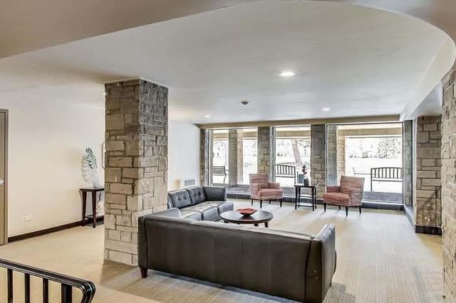 2500 Windsor Mall 2D, Park Ridge, IL 60068