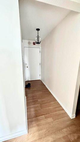 2500 Windsor Mall 2D, Park Ridge, IL 60068