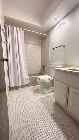 2500 Windsor Mall 2D, Park Ridge, IL 60068