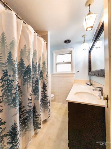 1922 Everett St, Caldwell, ID 83605