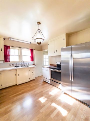 1922 Everett St, Caldwell, ID 83605