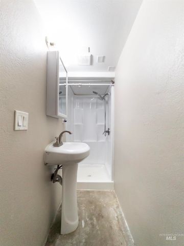 1922 Everett St, Caldwell, ID 83605