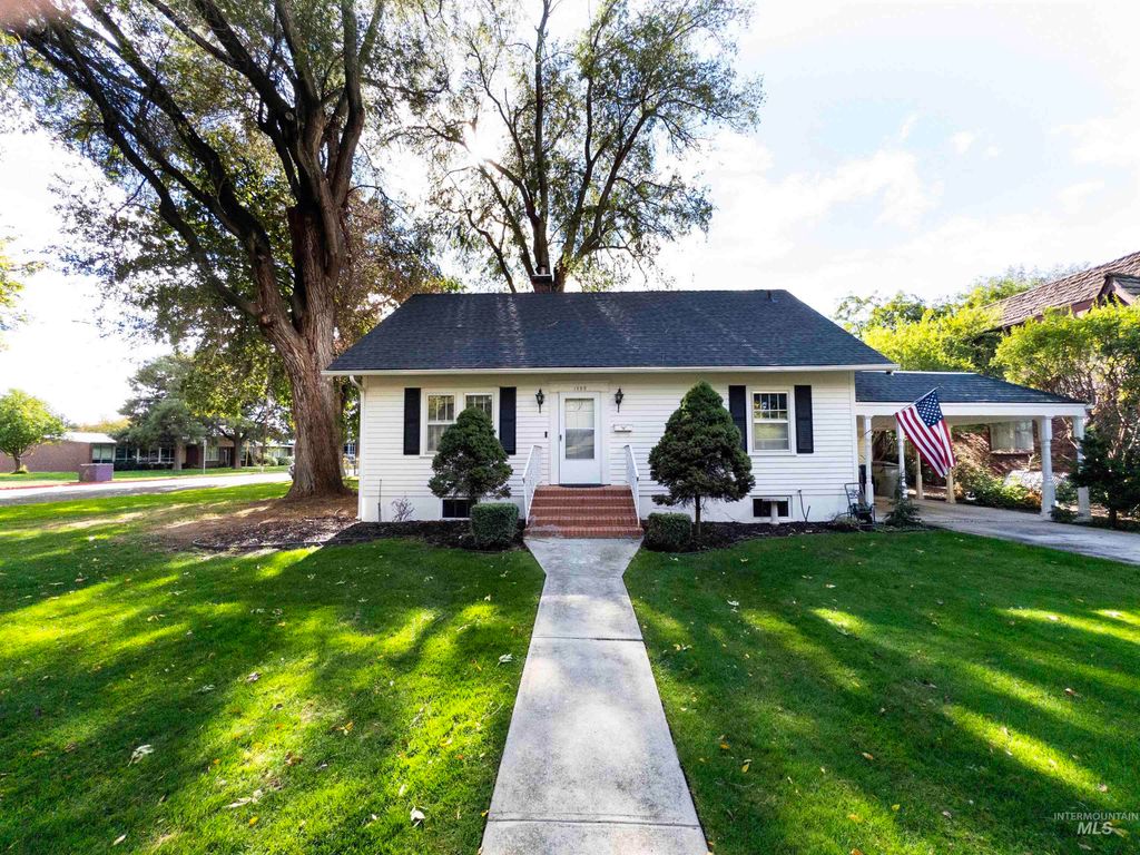 1922 Everett St, Caldwell, ID 83605